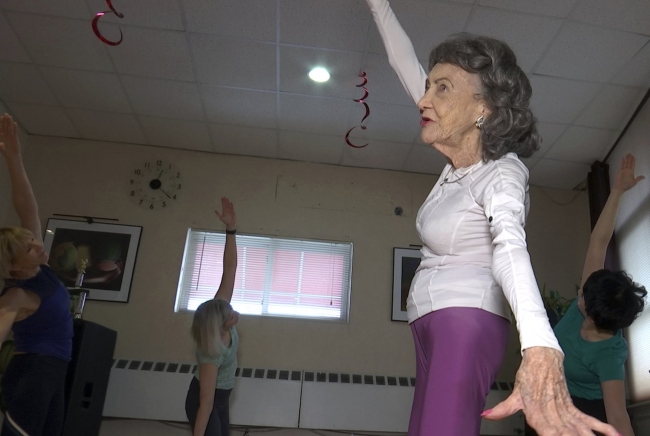 100 yaşındaki yoga eğitmeni ders vermeye devam ediyor